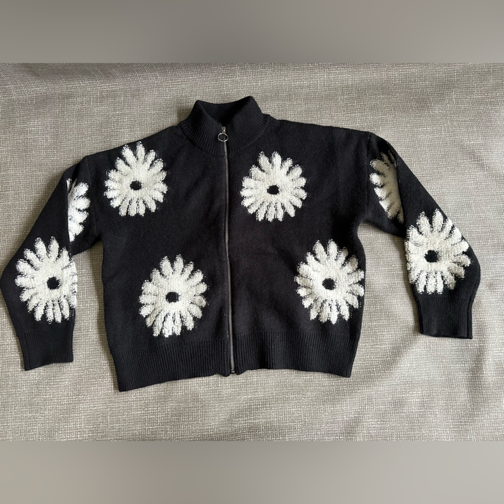 Rain and Rose Floral trucker style sweater Black White Flowers Size XL
